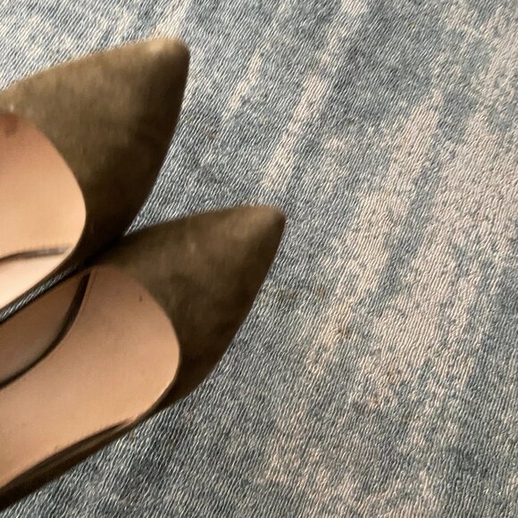 Banana Republic Olive Green Suede Heels 4 in heels sz 8 M - Picture 8 of 9